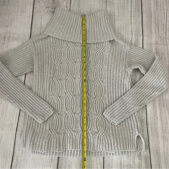 OLD NAVY Women’s Cable Knit Turtleneck Sweater Light Gray Ivory Size Medium - Picture 2 of 6